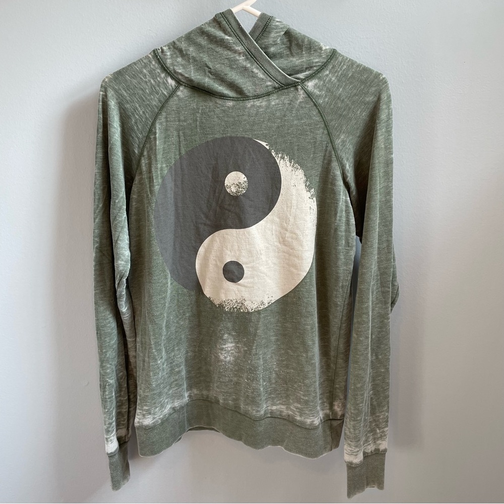 Well Worn Los Angeles Super Soft Long Sleeve Hoodie Size M Sage Green Yin Yang